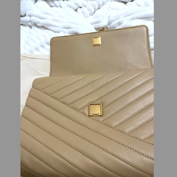 Tory Burch | Kira Chevron-Quilted Convertible Shoulder Bag - Picture 13 of 15